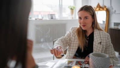 How do psychics read people?